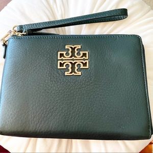 Nwt Tory Burch Britten large zip wristlet pouch in jitney green